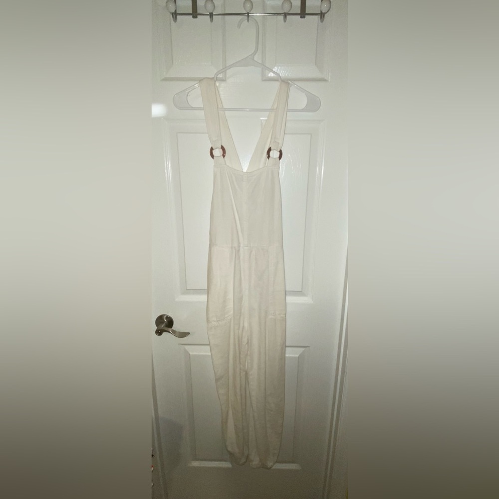 Cute casual Bershka white linen summer overalls with tortoise shell loops!